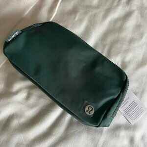 Lululemon Everywhere Belt Bag - Dark Forest